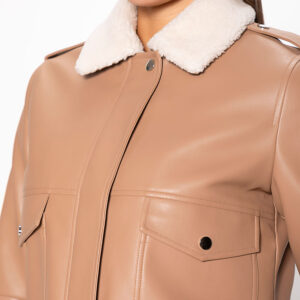 Studio F Chaqueta Cuerina Camel Cuello Alto Maxibolsillos